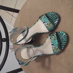 Very cute heeled sandals, Hawaiian plant print, fun sandal, never worn
